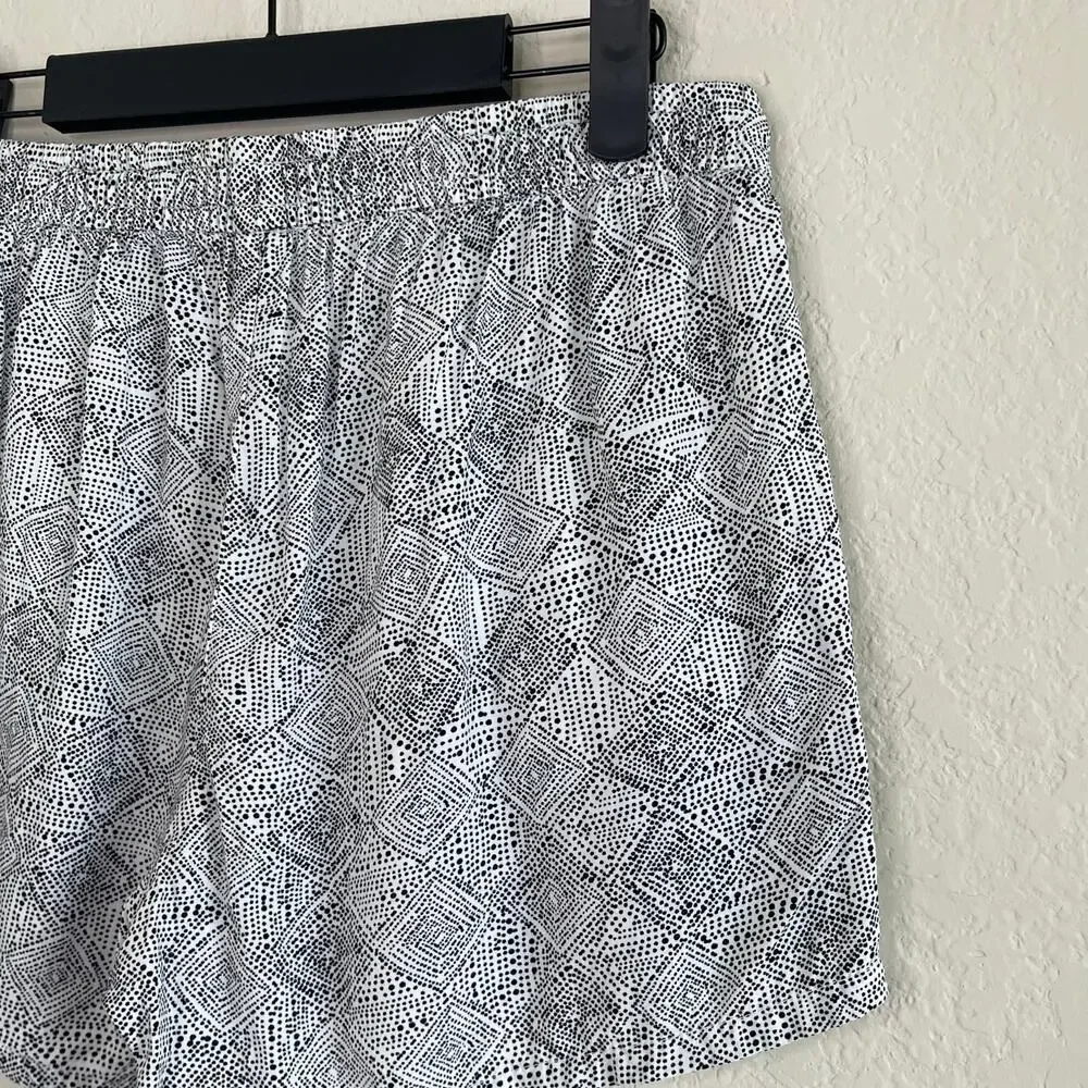 Old Navy Black & White Dotted Pull-on Shorts - Size S
